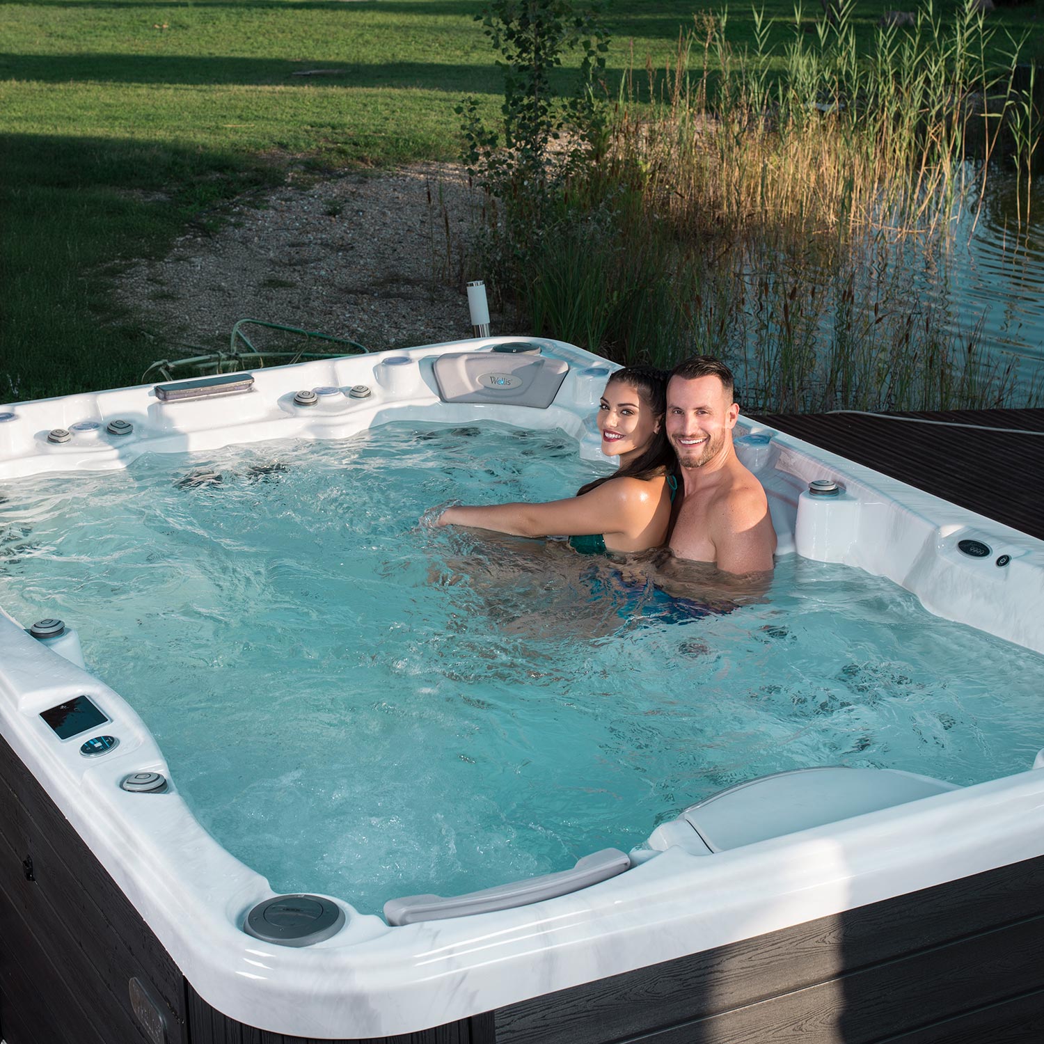 Luxe Wellis buitenspa aan het water met moderne afwerking en sfeervolle verlichting.