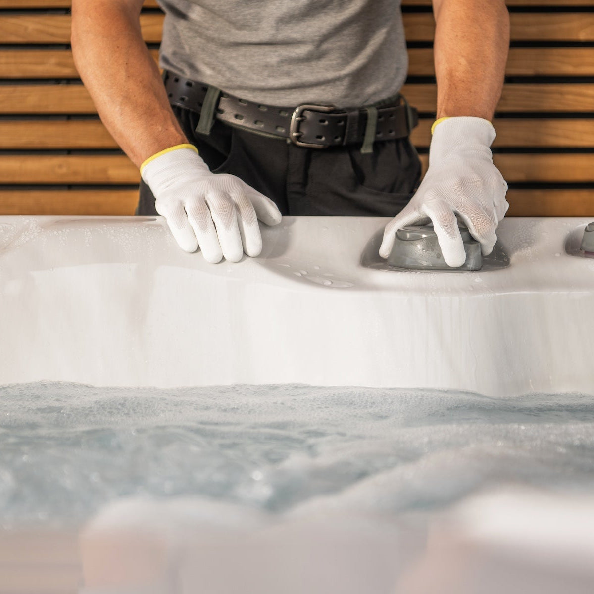 Vakman van Nordique Wellness controleert spa-installatie in een modern wellnessproject.